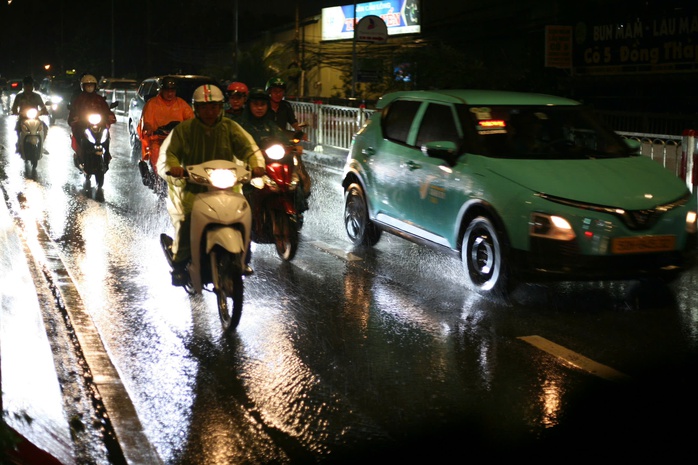 TP HCM: Mưa lớn kéo dài trong đêm, ngập nặng, xe cộ “chết đứng”- Ảnh 7. TP HCM: Mưa lớn kéo dài trong đêm, ngập nặng, xe cộ “chết đứng”- Ảnh 7.