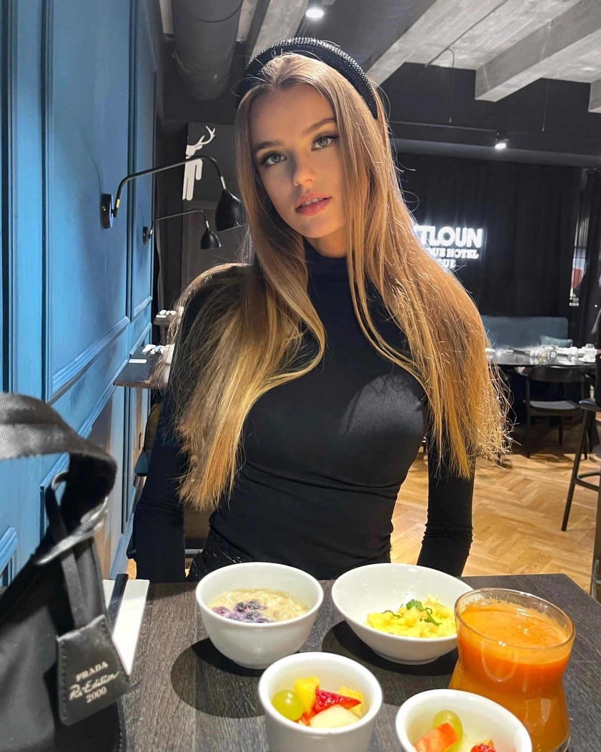 Bữa sáng giàu collagen giúp "Hoa hậu đẹp nhất thế giới" eo thon mỏng dính sau sinh 2 tháng, nhìn sang các món ăn vặt càng thêm trầm trồ- Ảnh 2.