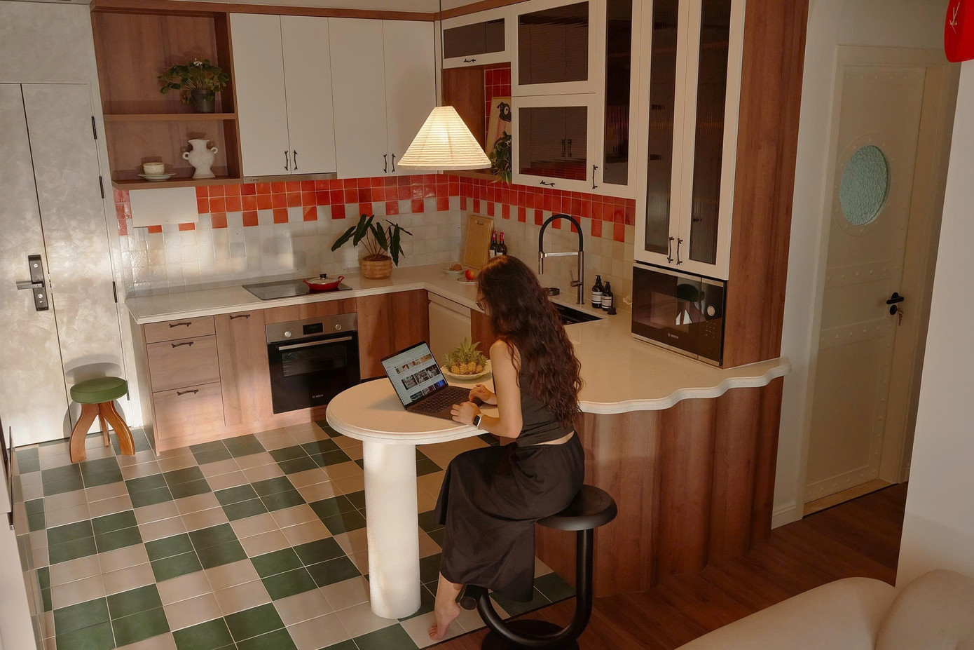 Căn hộ 100m2 dung hòa phong cách Mid-century và yếu tố bản địa- Ảnh 1.