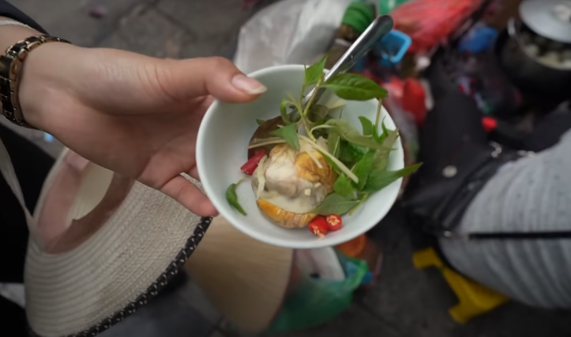 Khách Tây thử món nhiều người Việt cũng chưa chắc dám ăn, nhận xét: Khách Tây thử món nhiều người Việt cũng chưa chắc dám ăn, nhận xét: