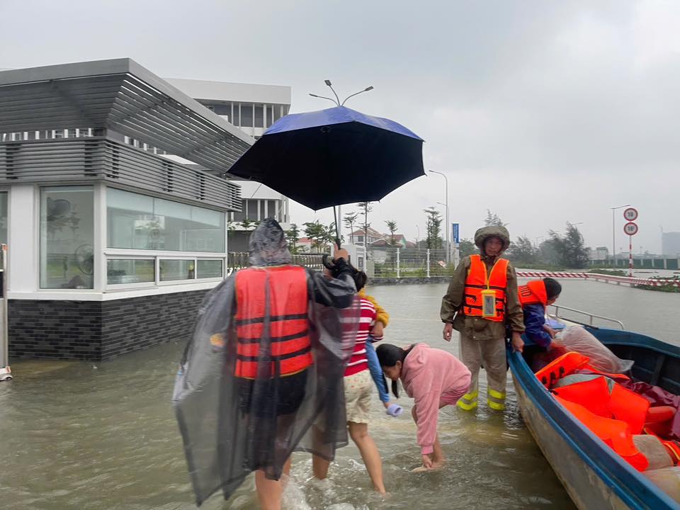 FPT hỗ trợ 4 tấn thuốc, vật tư y tế và chỗ trú an toàn cho người dân vùng lũ miền Trung- Ảnh 3.