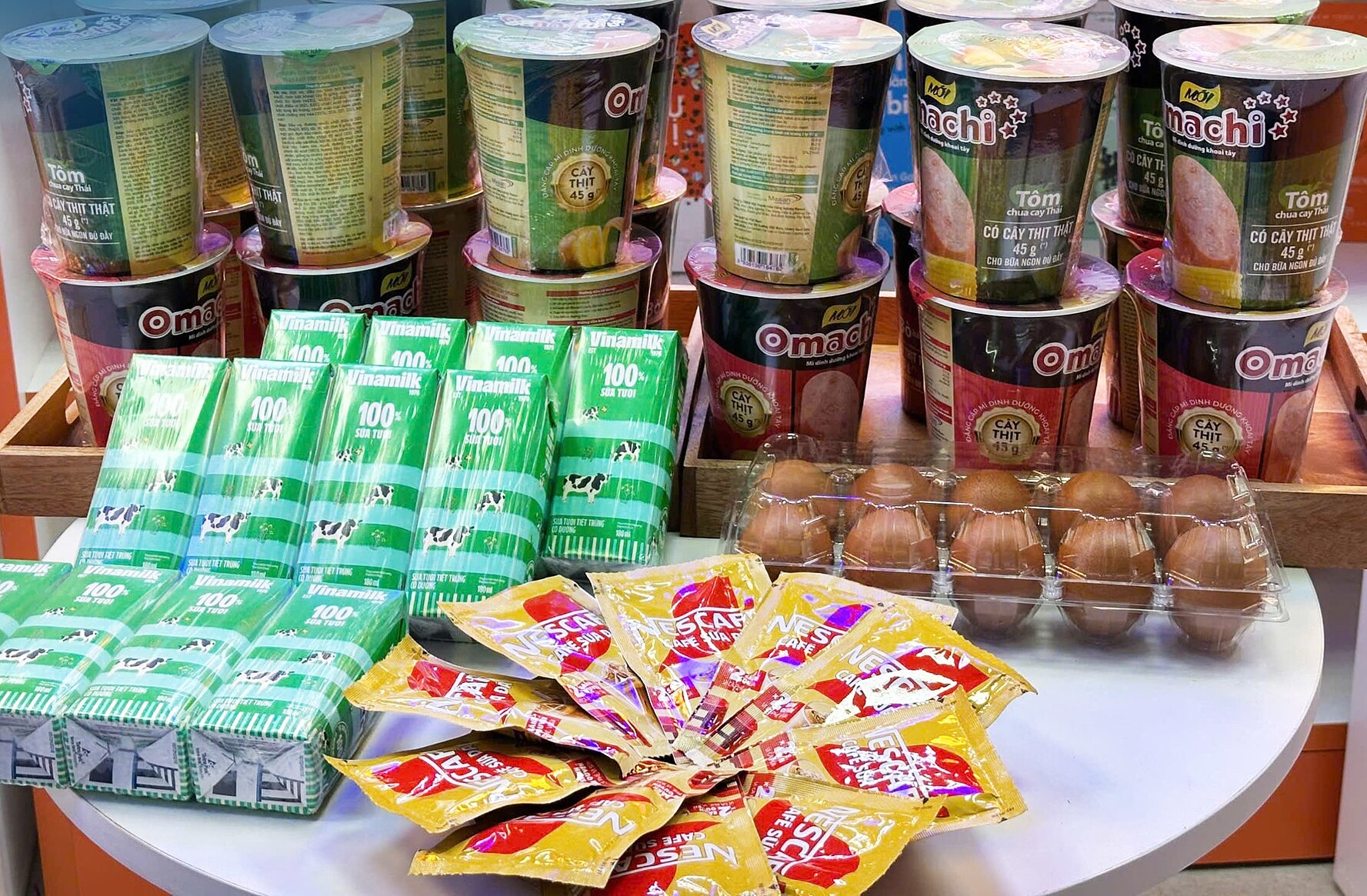 FPT hỗ trợ 4 tấn thuốc, vật tư y tế và chỗ trú an toàn cho người dân vùng lũ miền Trung- Ảnh 2.