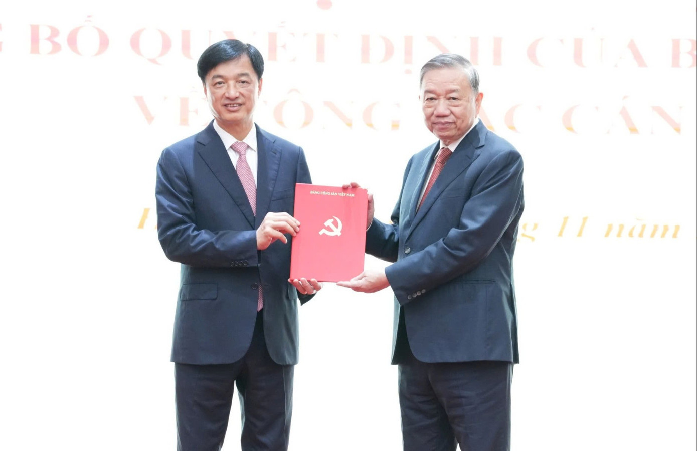 Tân Bí thư Thành ủy Nguyễn Duy Ngọc: 'Tôi trở về với tâm nguyện được hiến dâng toàn tâm, toàn lực cho Thủ đô'- Ảnh 1.