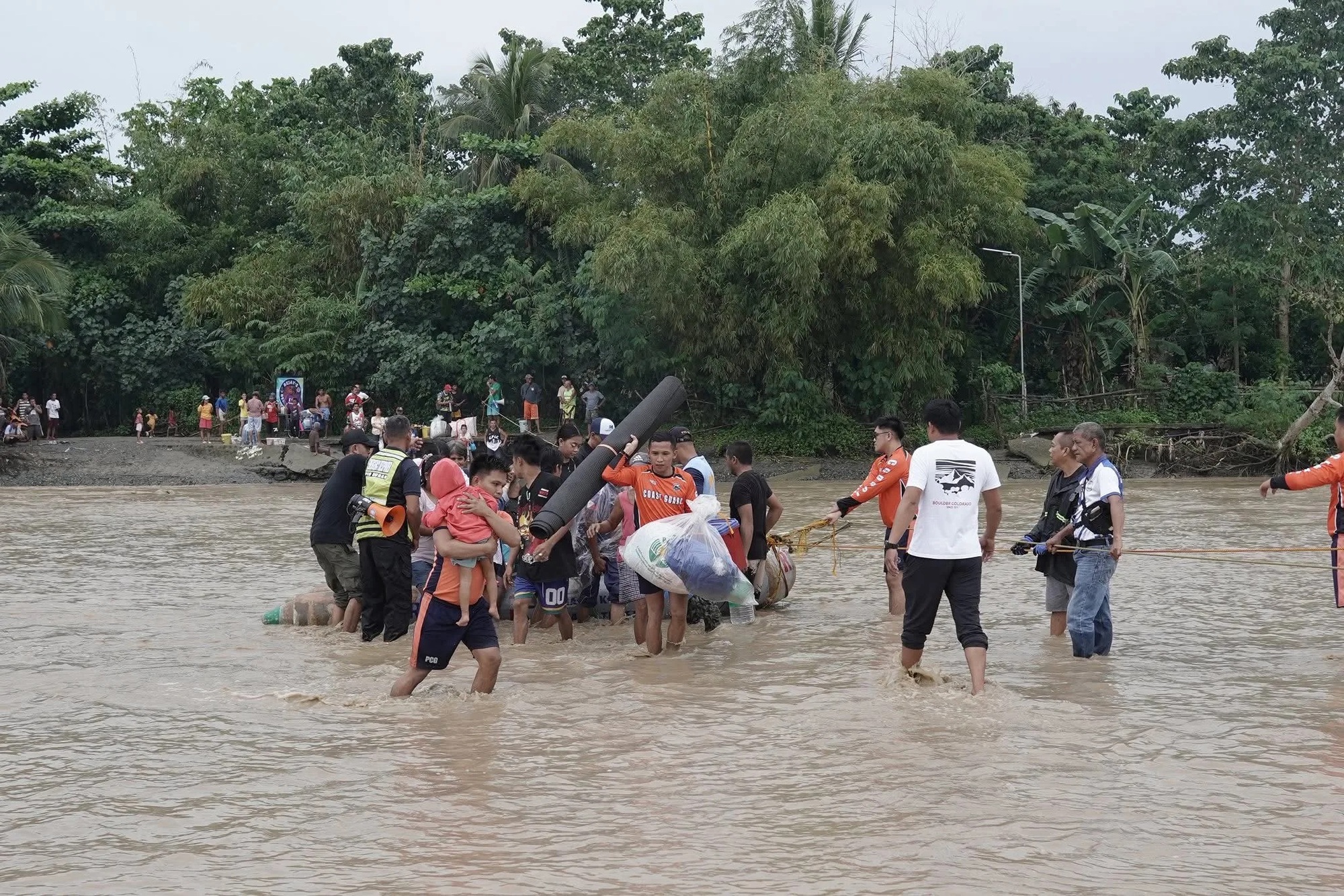Bão Kalmaegi đổ bộ, đi đúng đường siêu bão Haiyan, gây thiệt hại rất lớn ở Philippines- Ảnh 2.
