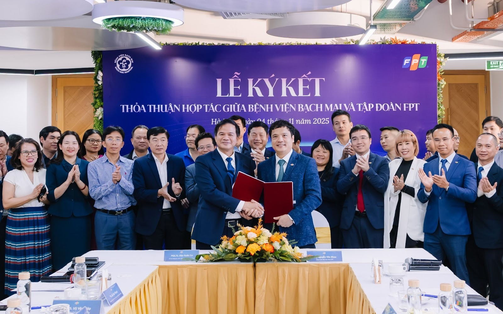 photo-1762272468379 photo-1762272468379