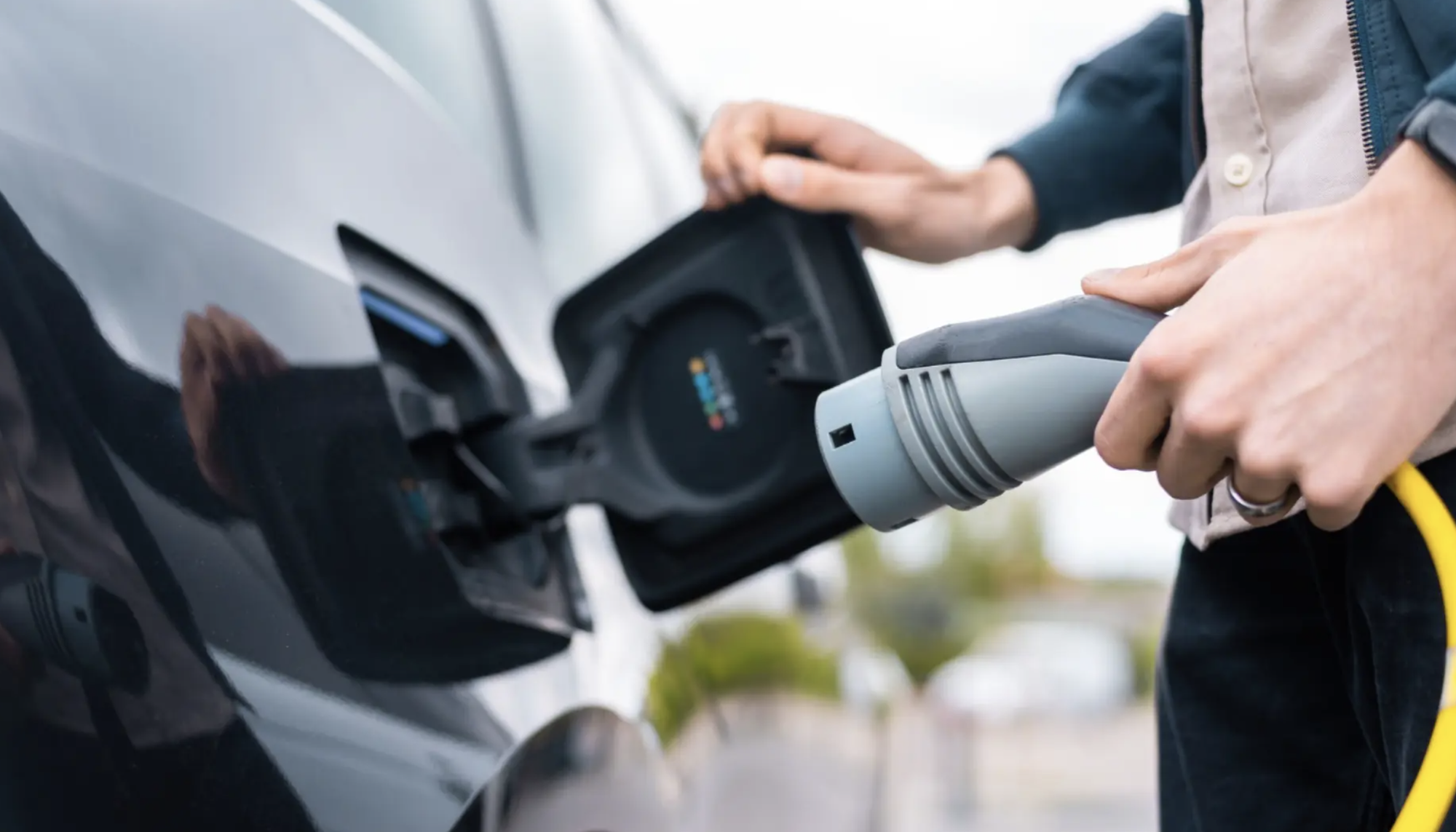 Trung Quốc tung sản phẩm gây chú ý toàn cầu: Pin xe điện bị khoan và đâm bằng đinh vẫn không cháy nổ, chạy 1.300 km với 1 lần sạc- Ảnh 1.