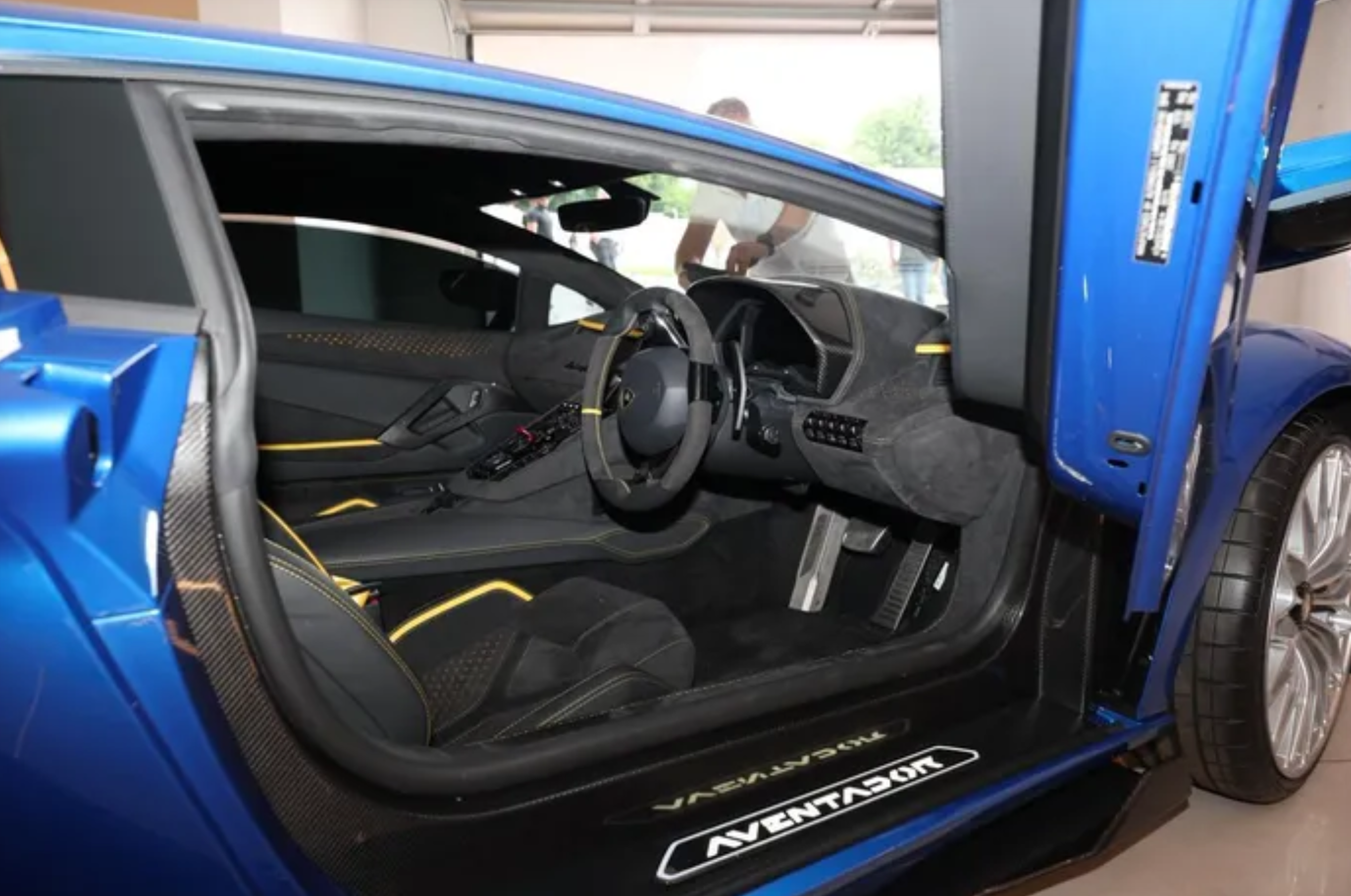 Đột kích dinh thự đồ sộ của 1 doanh nhân, tịch thu khối tài sản hơn 1.240 tỷ đồng gồm tiền mặt và loạt siêu xe- Ảnh 2. Đột kích dinh thự đồ sộ của 1 doanh nhân, tịch thu khối tài sản hơn 1.240 tỷ đồng gồm tiền mặt và loạt siêu xe- Ảnh 2.