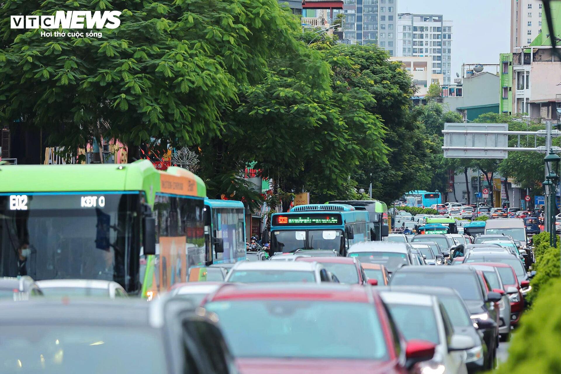 Cấm một chiều cầu Long Biên, dòng xe đổ dồn sang cầu Chương Dương gây kẹt cứng- Ảnh 4. Cấm một chiều cầu Long Biên, dòng xe đổ dồn sang cầu Chương Dương gây kẹt cứng- Ảnh 4.