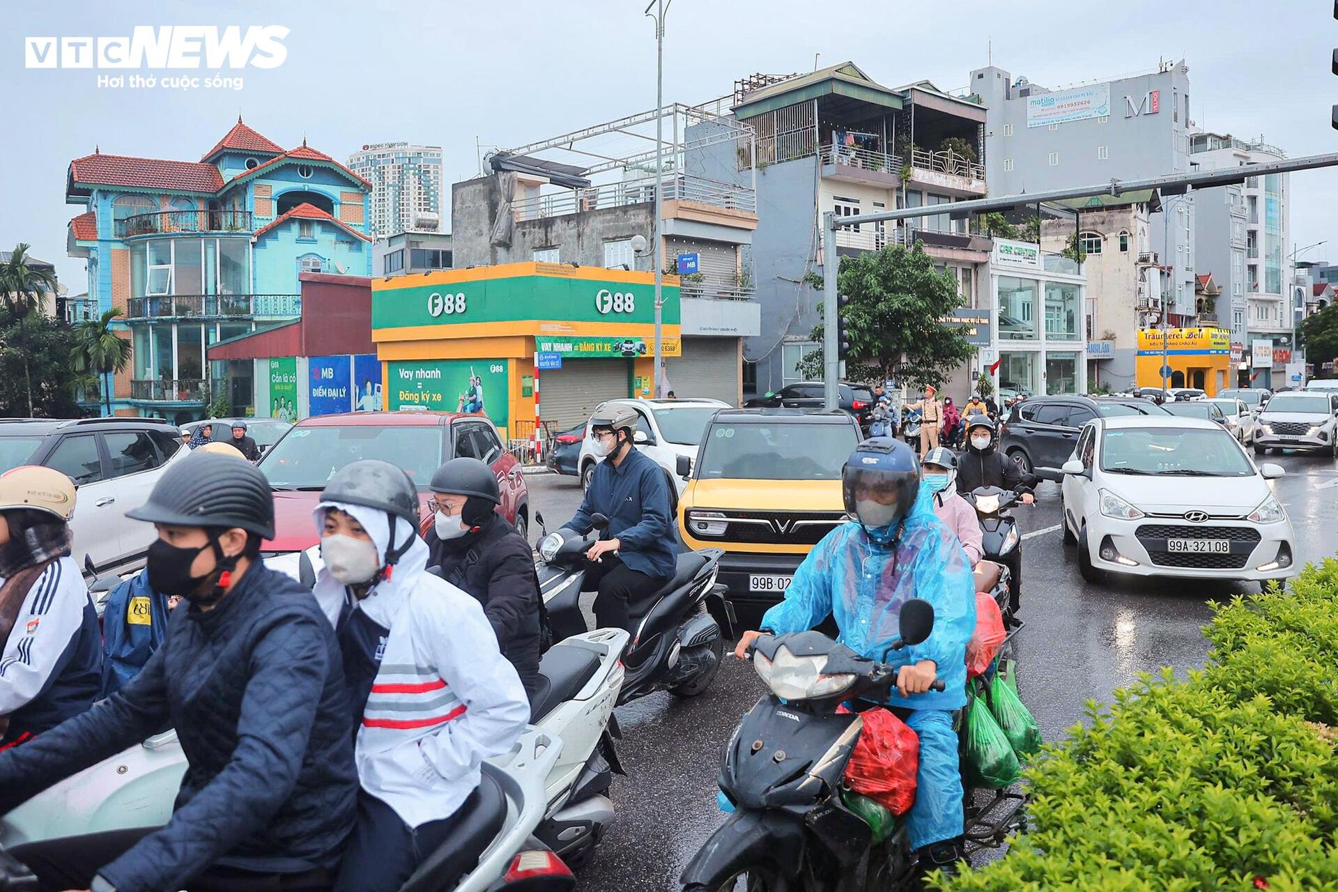 Cấm một chiều cầu Long Biên, dòng xe đổ dồn sang cầu Chương Dương gây kẹt cứng- Ảnh 12.