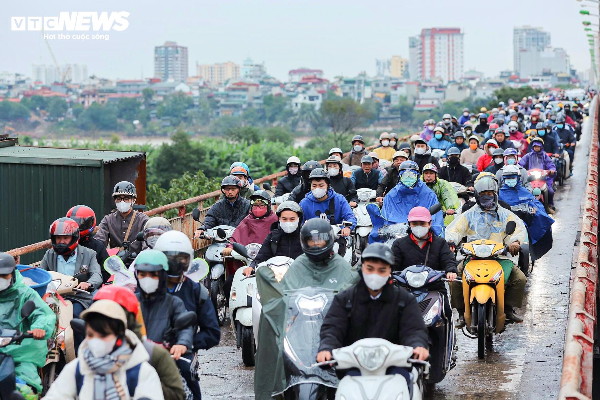 Cấm một chiều cầu Long Biên, dòng xe đổ dồn sang cầu Chương Dương gây kẹt cứng- Ảnh 8. Cấm một chiều cầu Long Biên, dòng xe đổ dồn sang cầu Chương Dương gây kẹt cứng- Ảnh 8.