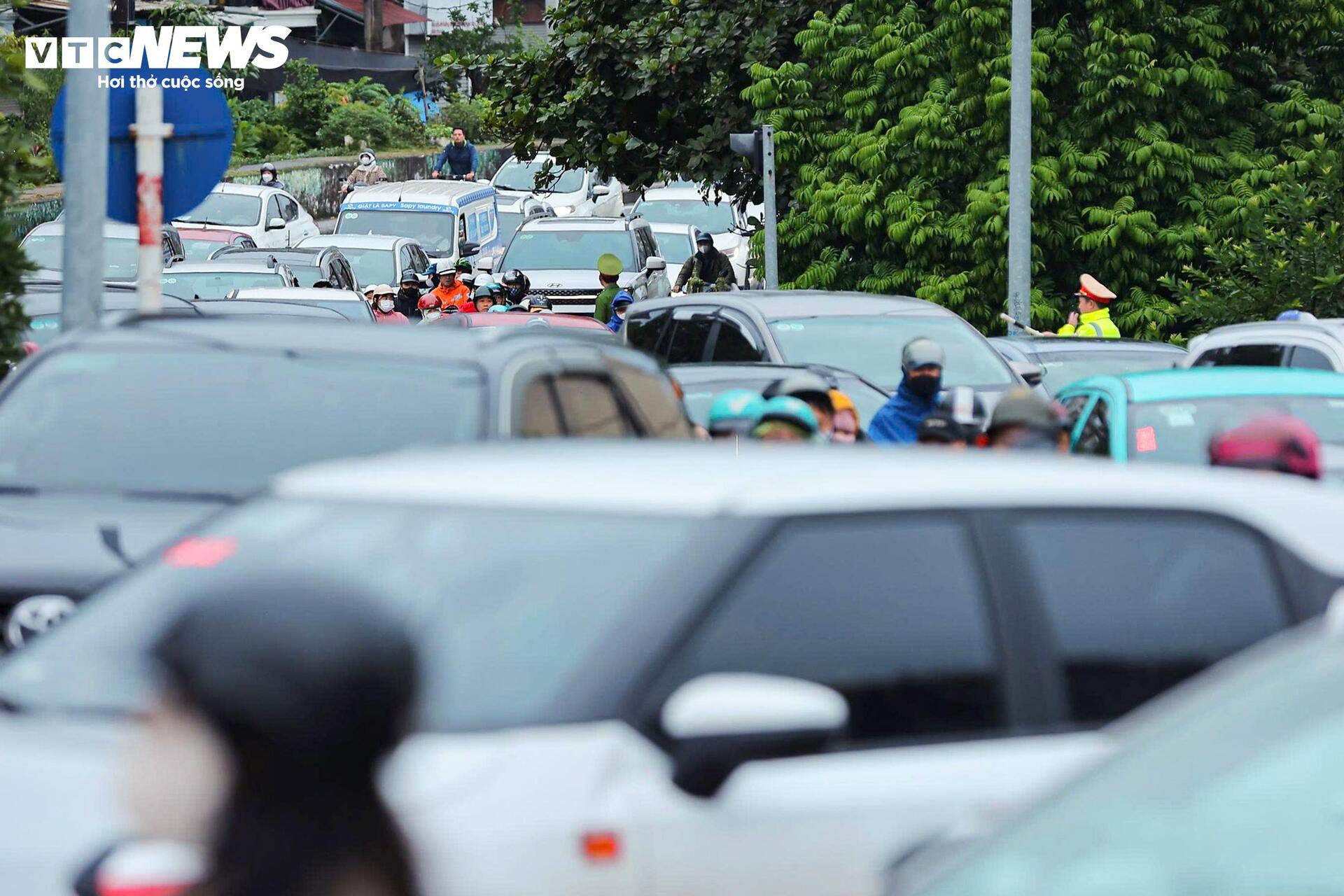 Cấm một chiều cầu Long Biên, dòng xe đổ dồn sang cầu Chương Dương gây kẹt cứng- Ảnh 13. Cấm một chiều cầu Long Biên, dòng xe đổ dồn sang cầu Chương Dương gây kẹt cứng- Ảnh 13.