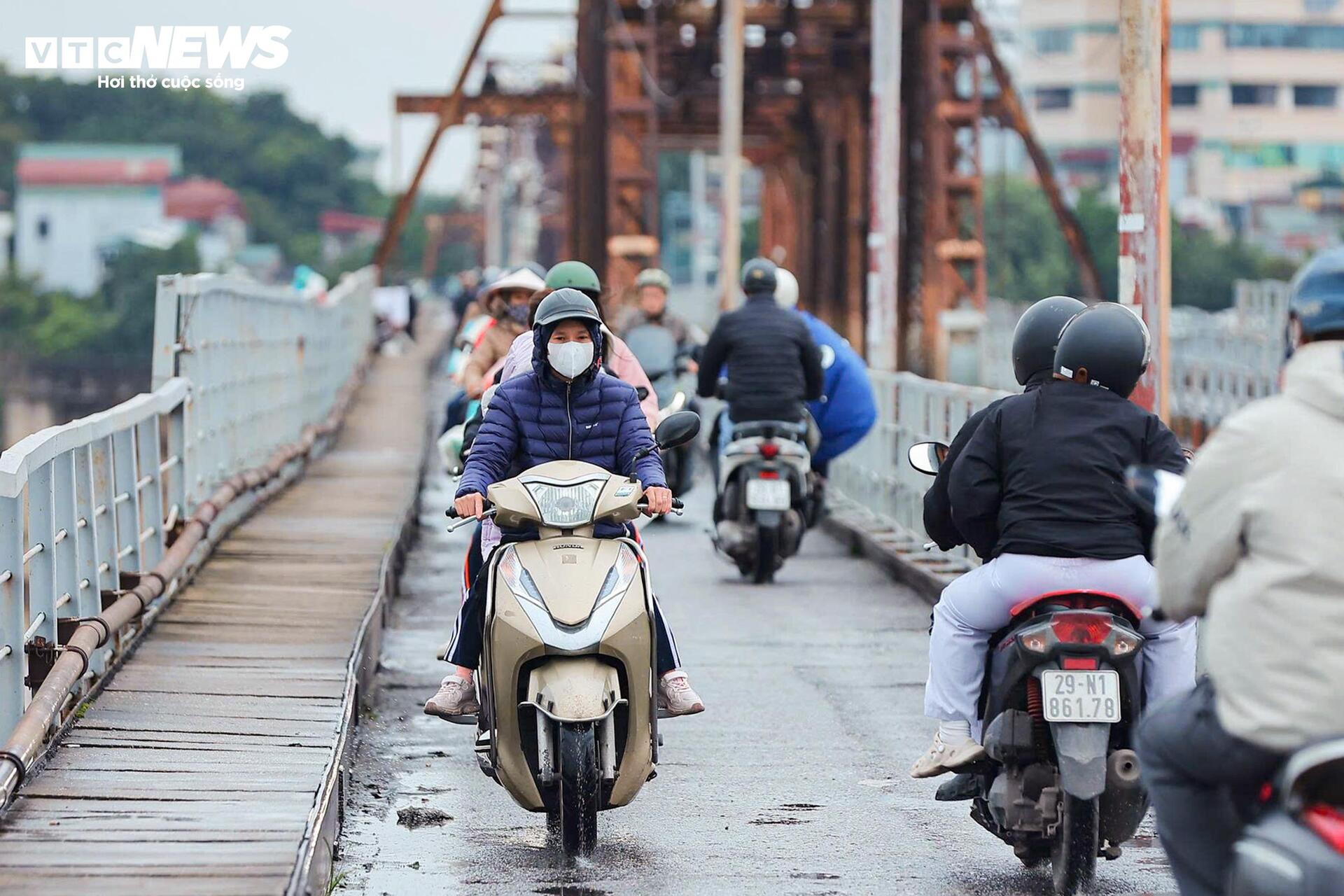 Cấm một chiều cầu Long Biên, dòng xe đổ dồn sang cầu Chương Dương gây kẹt cứng- Ảnh 9.