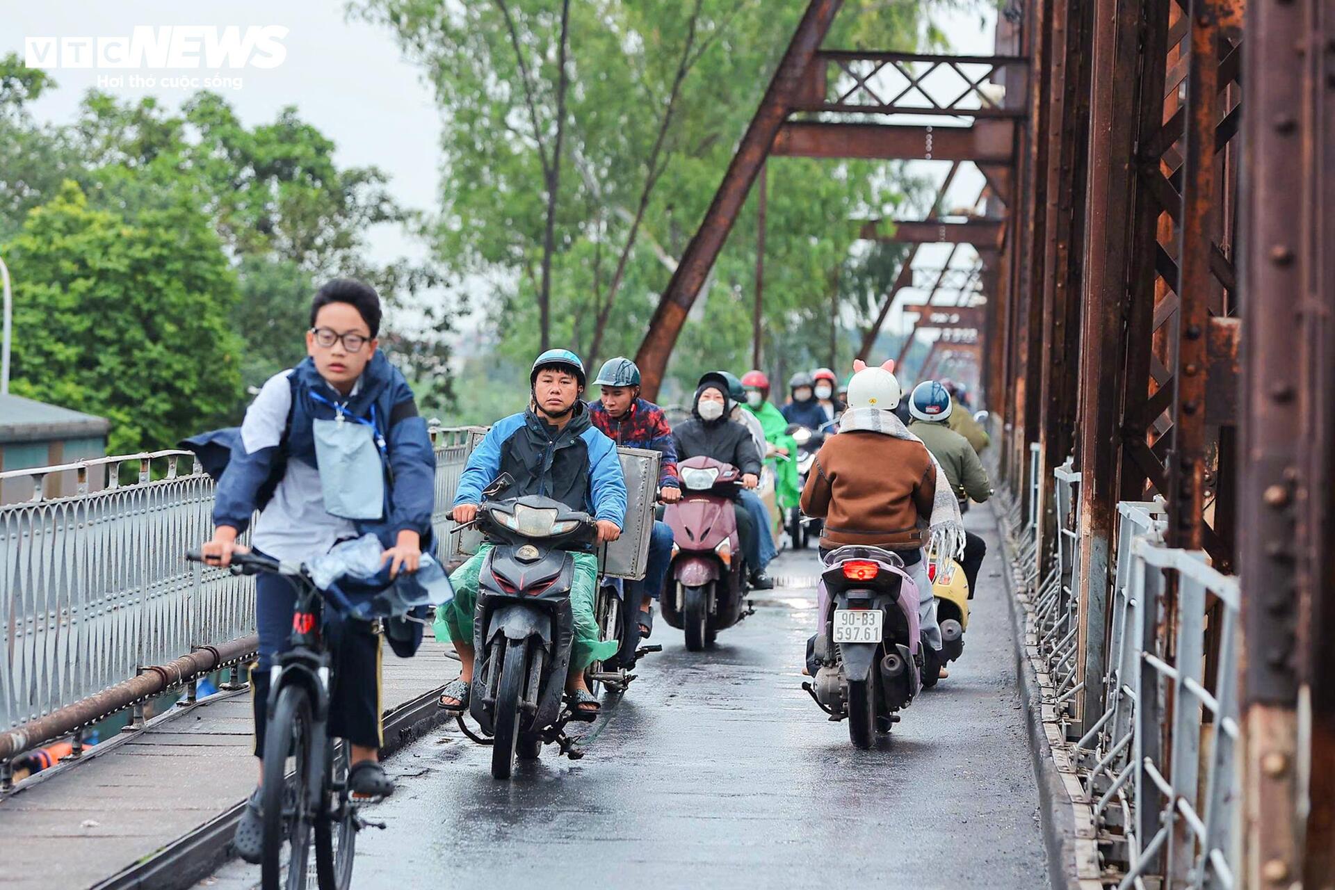 Cấm một chiều cầu Long Biên, dòng xe đổ dồn sang cầu Chương Dương gây kẹt cứng- Ảnh 10. Cấm một chiều cầu Long Biên, dòng xe đổ dồn sang cầu Chương Dương gây kẹt cứng- Ảnh 10.