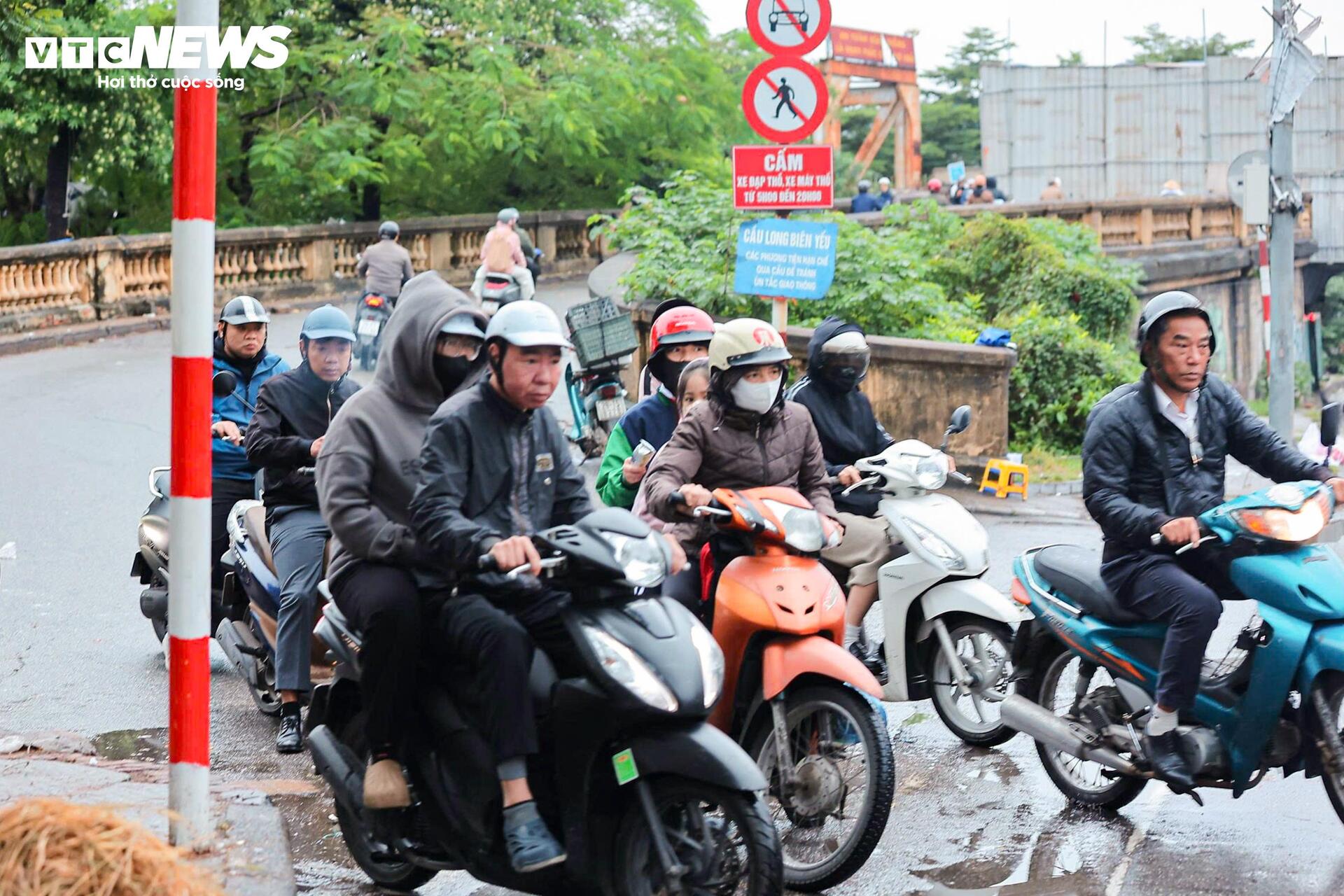 Cấm một chiều cầu Long Biên, dòng xe đổ dồn sang cầu Chương Dương gây kẹt cứng- Ảnh 11. Cấm một chiều cầu Long Biên, dòng xe đổ dồn sang cầu Chương Dương gây kẹt cứng- Ảnh 11.