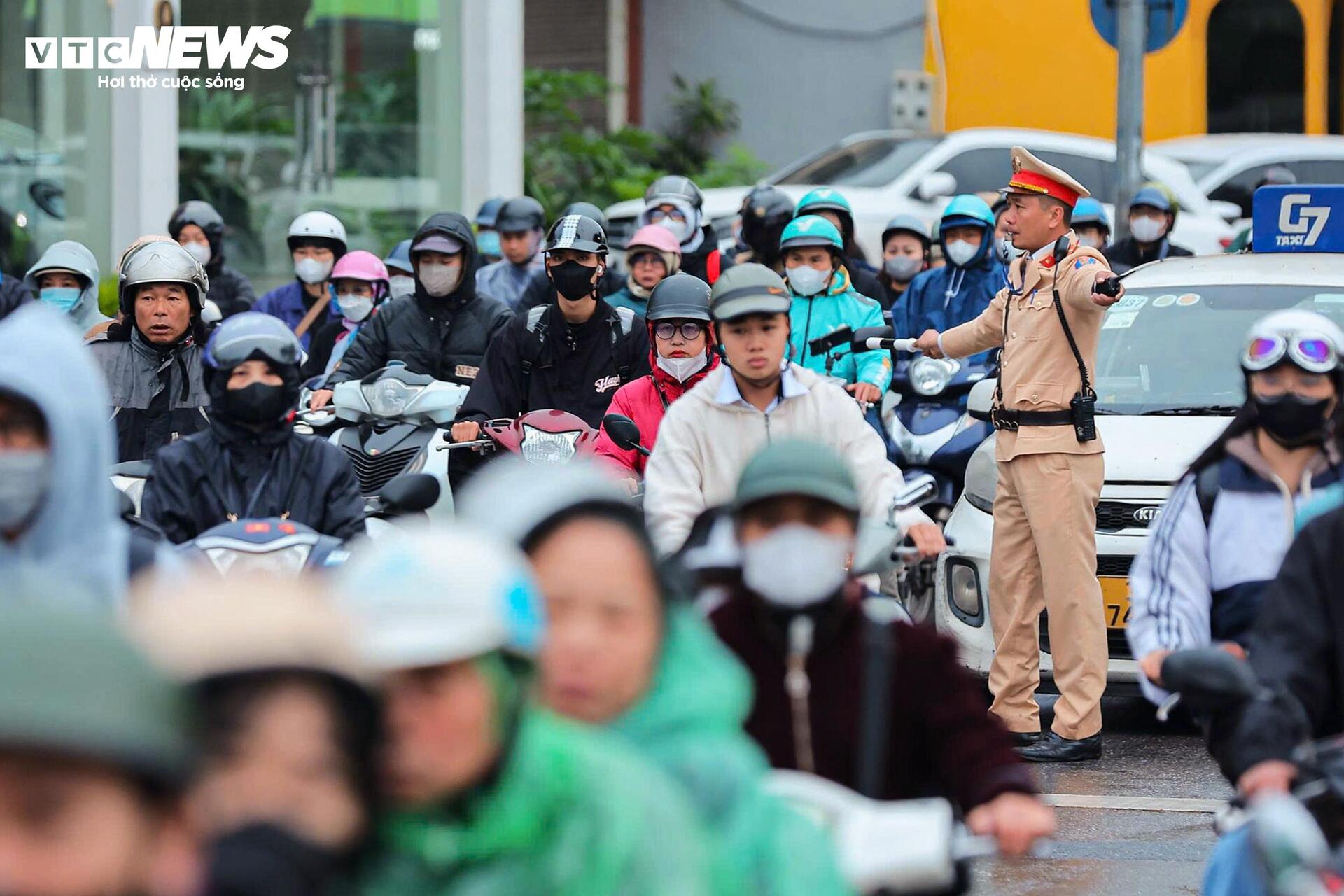 Cấm một chiều cầu Long Biên, dòng xe đổ dồn sang cầu Chương Dương gây kẹt cứng- Ảnh 3. Cấm một chiều cầu Long Biên, dòng xe đổ dồn sang cầu Chương Dương gây kẹt cứng- Ảnh 3.