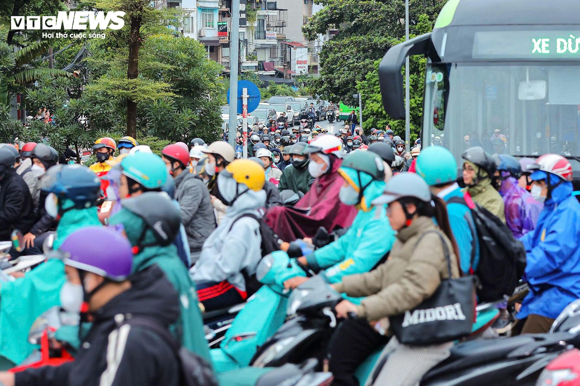 Cấm một chiều cầu Long Biên, dòng xe đổ dồn sang cầu Chương Dương gây kẹt cứng- Ảnh 2. Cấm một chiều cầu Long Biên, dòng xe đổ dồn sang cầu Chương Dương gây kẹt cứng- Ảnh 2.
