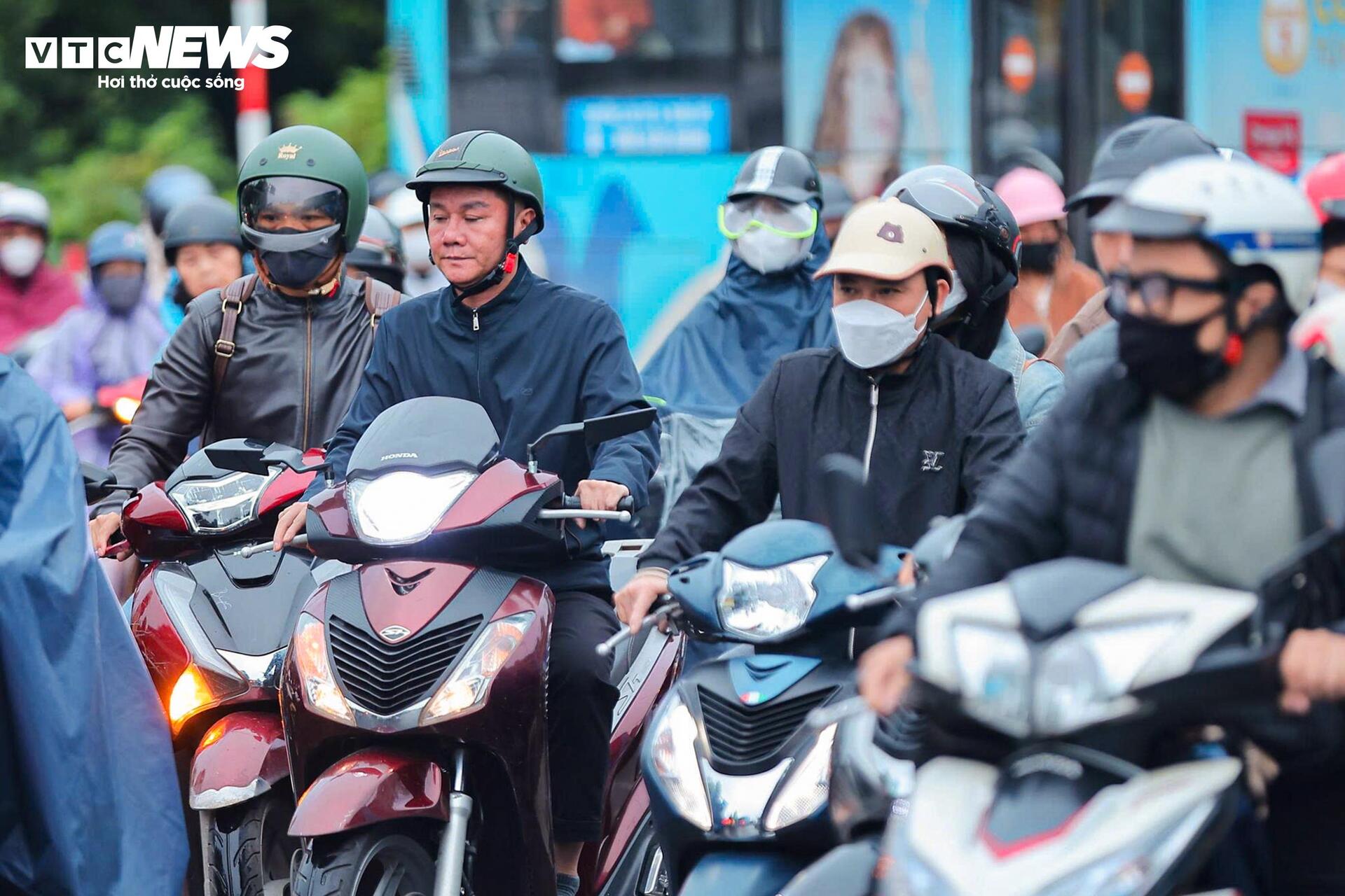 Cấm một chiều cầu Long Biên, dòng xe đổ dồn sang cầu Chương Dương gây kẹt cứng- Ảnh 7. Cấm một chiều cầu Long Biên, dòng xe đổ dồn sang cầu Chương Dương gây kẹt cứng- Ảnh 7.