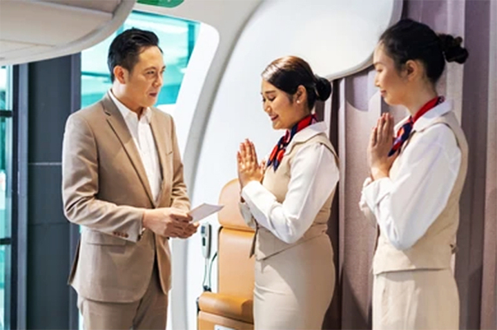 Lý do thực sự khiến tiếp viên hàng không luôn mỉm cười chào khách lên máy bay- Ảnh 2.