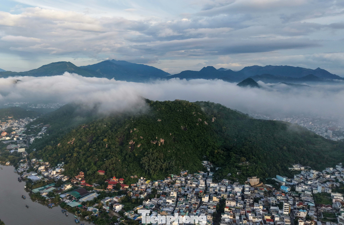Lý do sương mù dày đặc phủ kín phố biển Nha Trang- Ảnh 4.