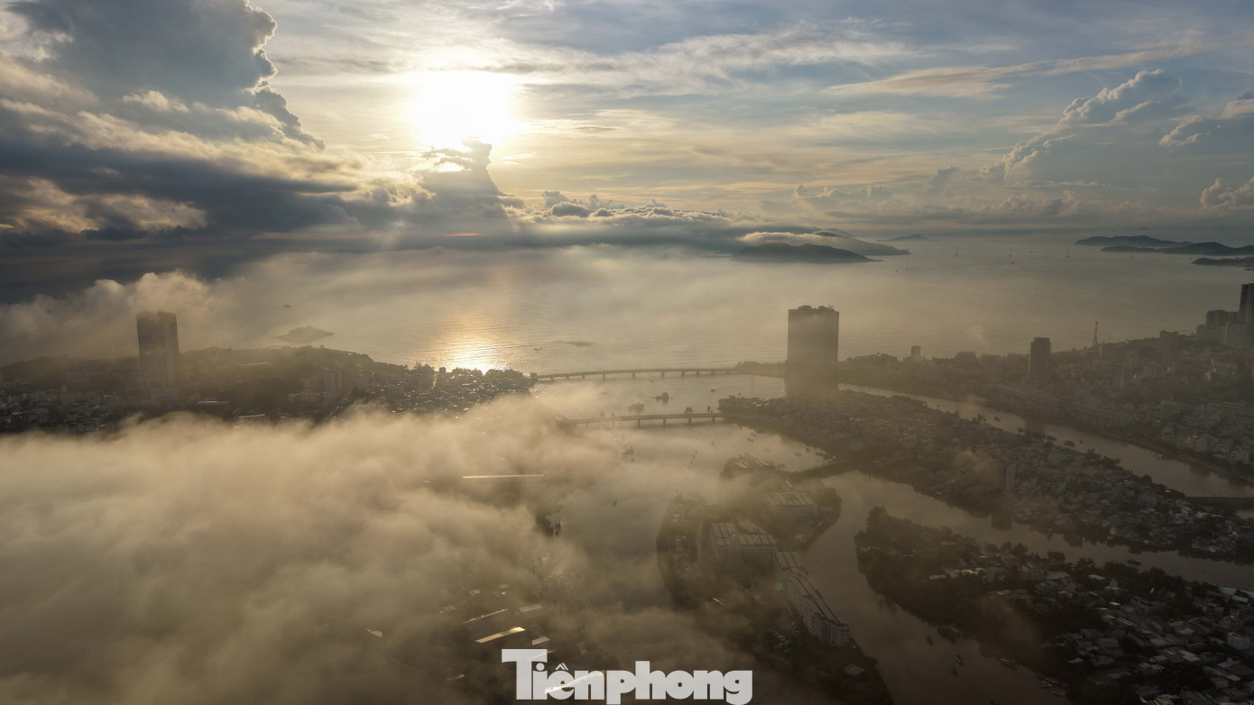 Lý do sương mù dày đặc phủ kín phố biển Nha Trang- Ảnh 1.