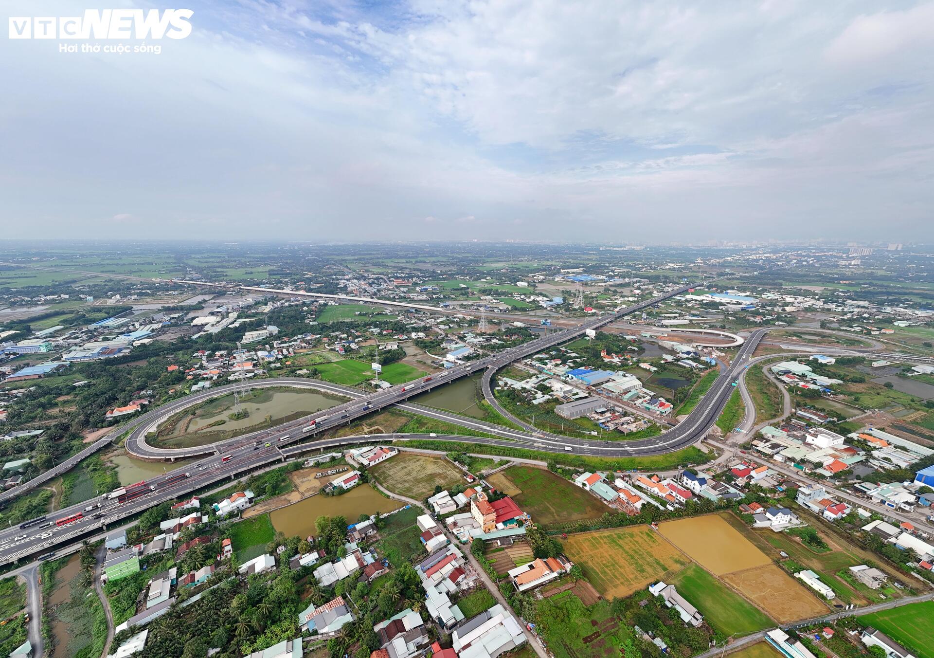 Toàn cảnh Vành đai 3 TP.HCM đoạn qua Tây Ninh tăng tốc về đích- Ảnh 1.