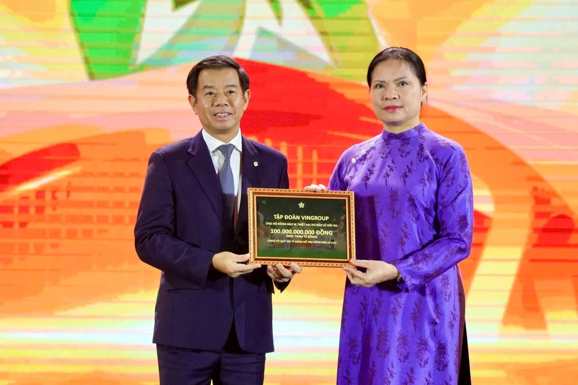 Hưởng ứng lời kêu gọi của Thủ tướng, Vingroup, Petrovietnam (PVN) và các doanh nghiệp ủng hộ 400 tỷ đồng cho miền Trung tại Hội chợ Mùa Thu 2025- Ảnh 1.