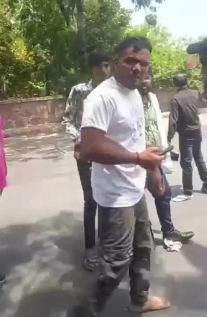 Thảm kịch của người sống sót duy nhất trên máy bay Air India sau 5 tháng: "Mỗi ngày tôi đều đang vật lộn"- Ảnh 2. Thảm kịch của người sống sót duy nhất trên máy bay Air India sau 5 tháng: "Mỗi ngày tôi đều đang vật lộn"- Ảnh 2.