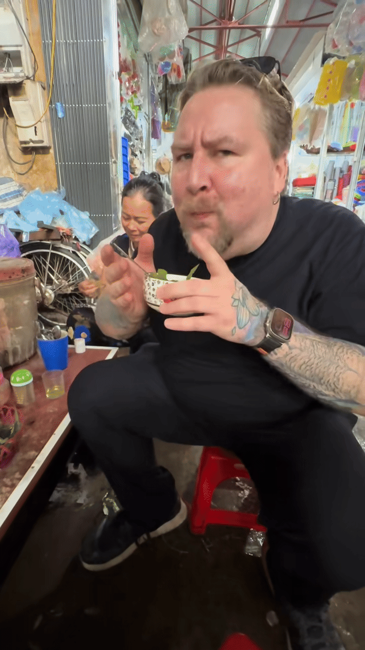 Khách Tây thử món nhiều người Việt cũng chưa chắc dám ăn, nhận xét: Khách Tây thử món nhiều người Việt cũng chưa chắc dám ăn, nhận xét: