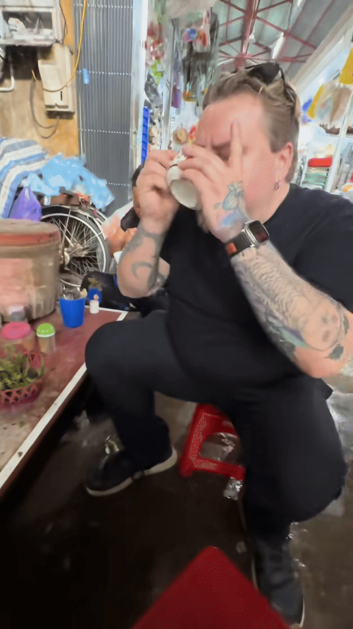 Khách Tây thử món nhiều người Việt cũng chưa chắc dám ăn, nhận xét: Khách Tây thử món nhiều người Việt cũng chưa chắc dám ăn, nhận xét: