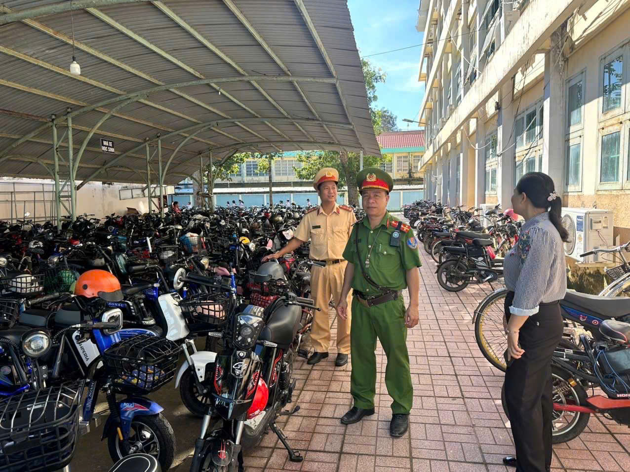 CSGT TP HCM sẽ vào tận trường học để kiểm tra xe máy- Ảnh 1.