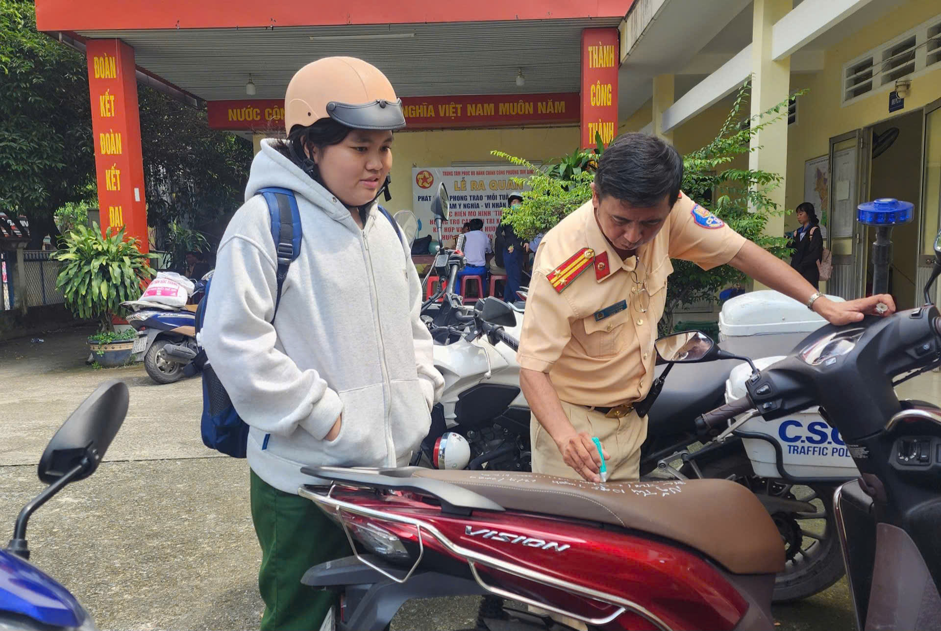 CSGT TP HCM sẽ vào tận trường học để kiểm tra xe máy- Ảnh 2.