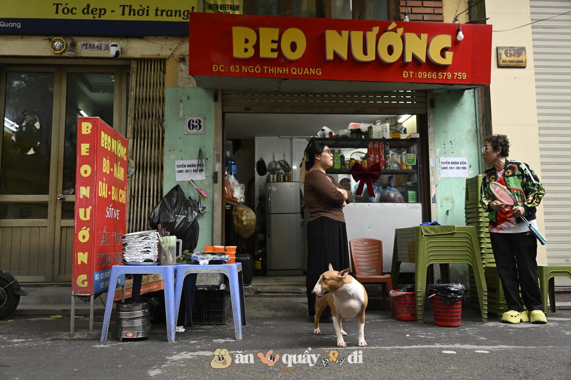 Khách xếp hàng từ sớm để gặp chú chó "nuôi được cả chủ" ở Hà Nội- Ảnh 1.