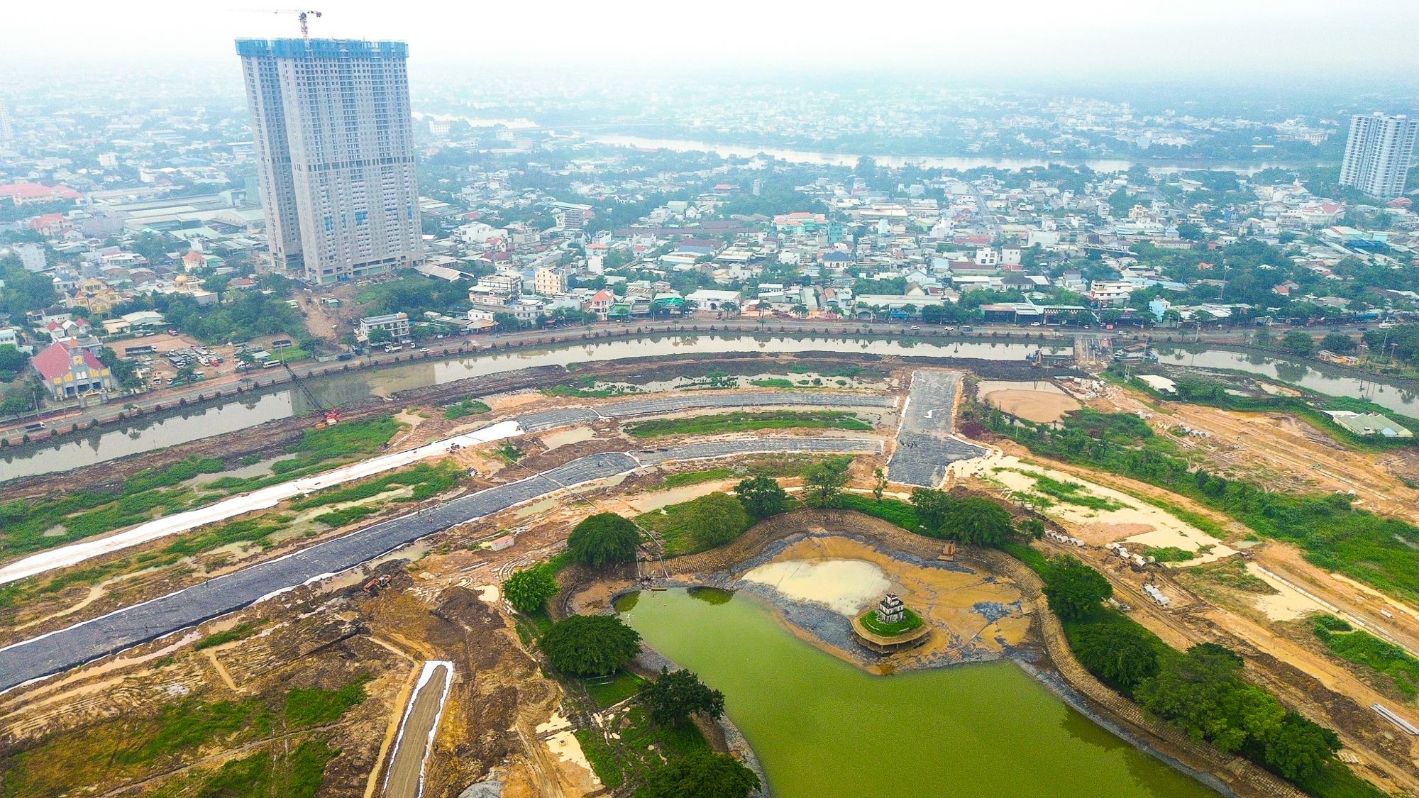 Toàn cảnh dự án một tỷ USD "Hồ Gươm Xanh" bỏ hoang hơn 20 năm nay có diễn biến mới- Ảnh 4. Toàn cảnh dự án một tỷ USD "Hồ Gươm Xanh" bỏ hoang hơn 20 năm nay có diễn biến mới- Ảnh 4.