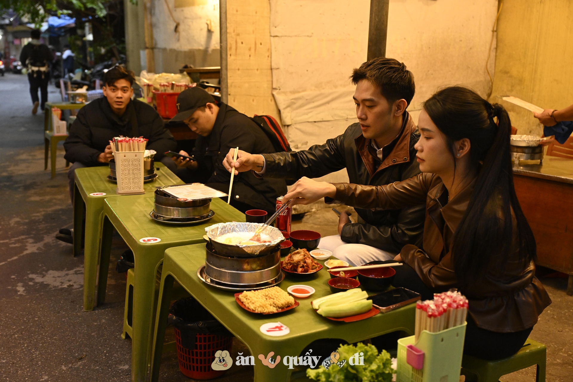 Khách xếp hàng từ sớm để gặp chú chó "nuôi được cả chủ" ở Hà Nội- Ảnh 9.