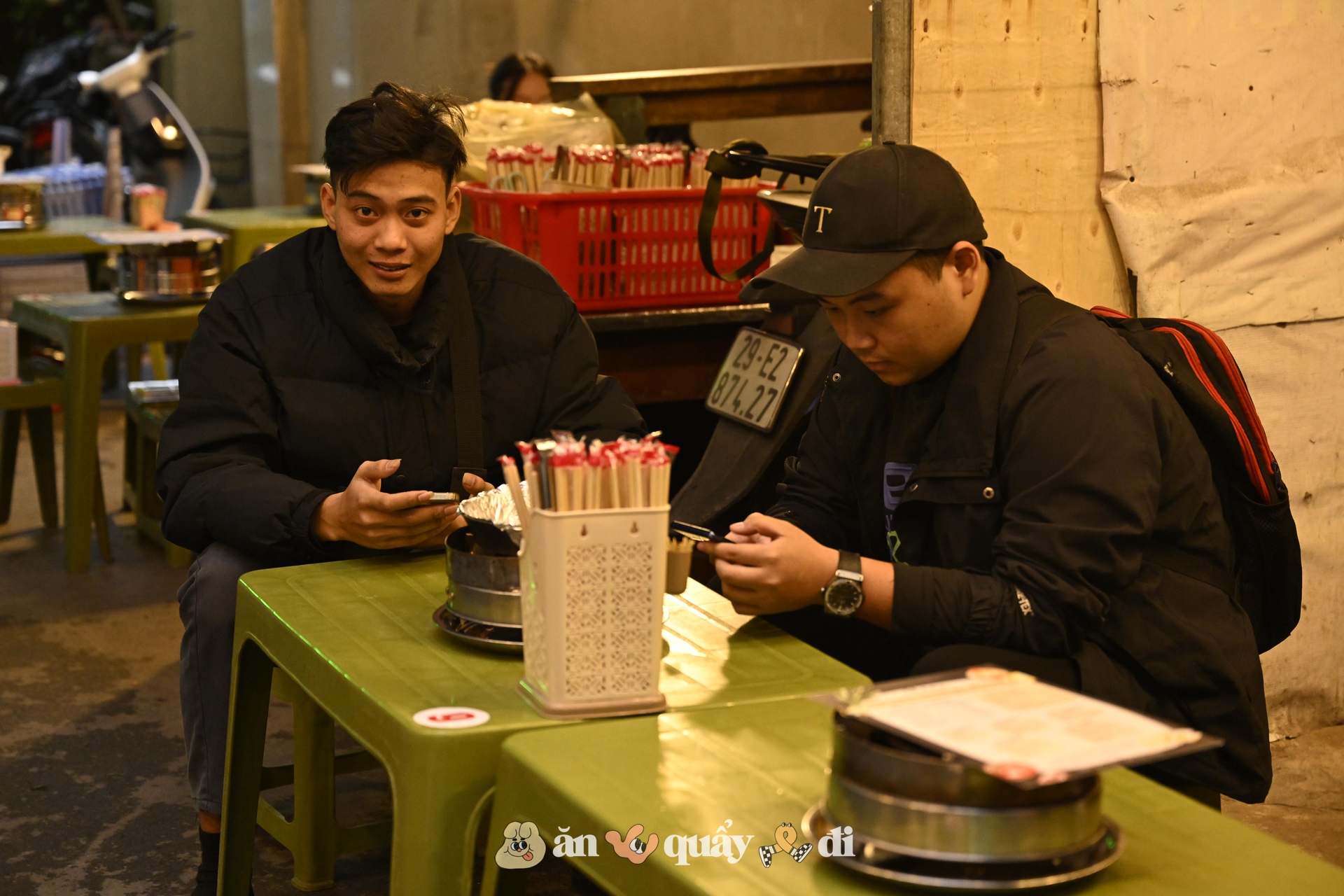 Khách xếp hàng từ sớm để gặp chú chó "nuôi được cả chủ" ở Hà Nội- Ảnh 10.