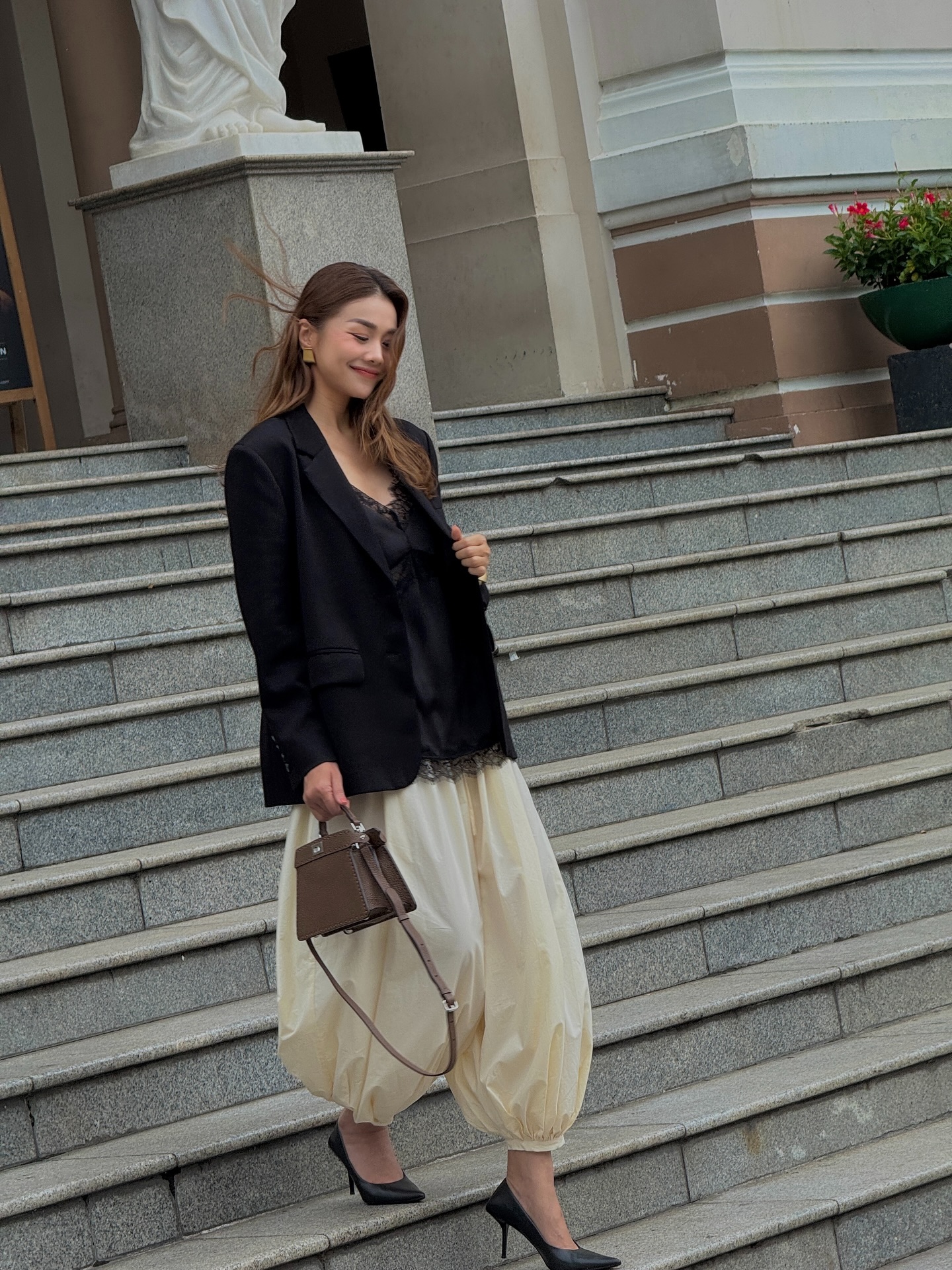 Chỉ cần sắm theo 4 kiểu áo khoác yêu thích của các mỹ nhân Việt, chị em sẽ mặc đẹp suốt mùa đông- Ảnh 3. Chỉ cần sắm theo 4 kiểu áo khoác yêu thích của các mỹ nhân Việt, chị em sẽ mặc đẹp suốt mùa đông- Ảnh 3.