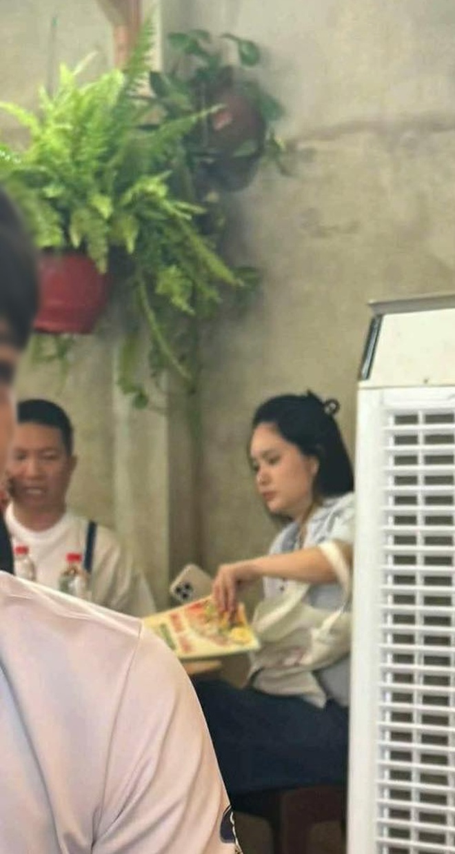 Đoàn Di Băng mếu máo, nắm chặt tay Nguyễn Quốc Vũ khicông an khám nhà, bắt tạm giam- Ảnh 4.