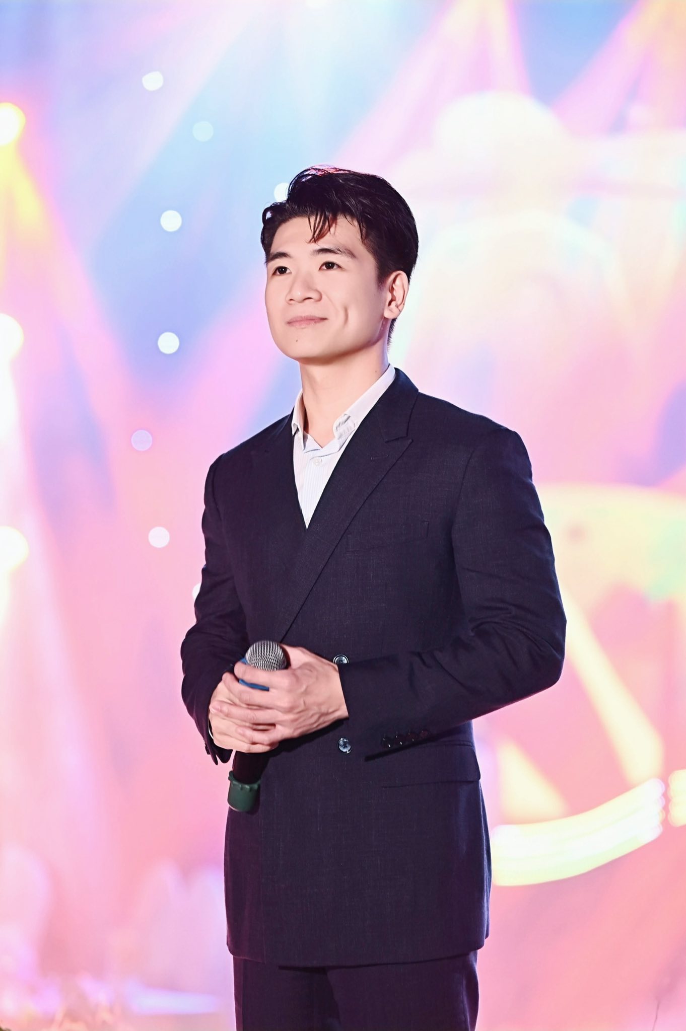 Phó tổng nghìn tỷ nhà bầu Hiển gây sốt với cơ bắp cuồn cuộn, đi công tác cũng tranh thủ Phó tổng nghìn tỷ nhà bầu Hiển gây sốt với cơ bắp cuồn cuộn, đi công tác cũng tranh thủ