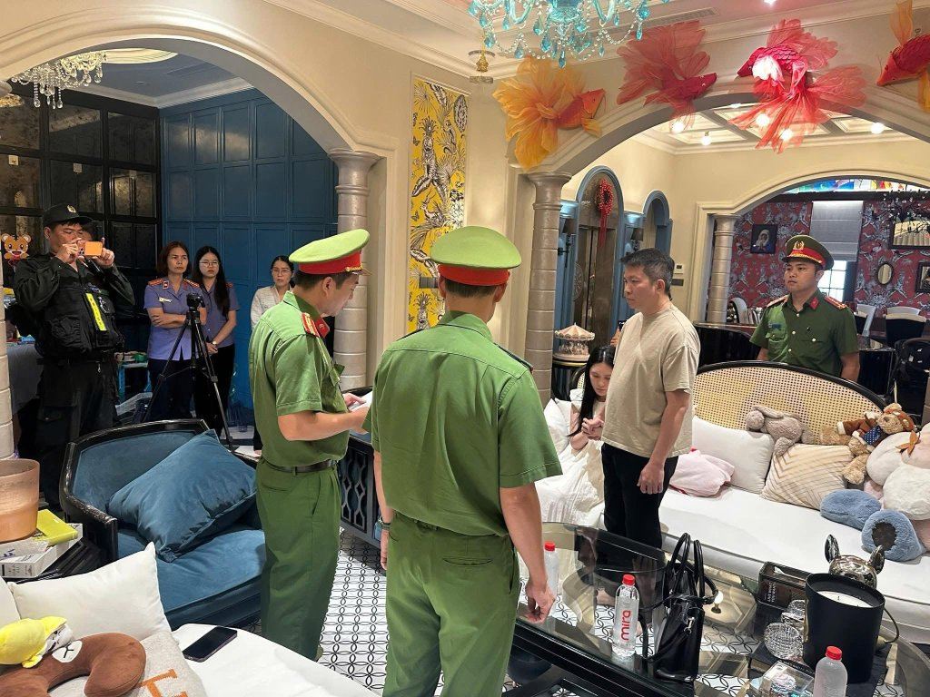 Đoàn Di Băng mếu máo, nắm chặt tay Nguyễn Quốc Vũ khicông an khám nhà, bắt tạm giam- Ảnh 1.