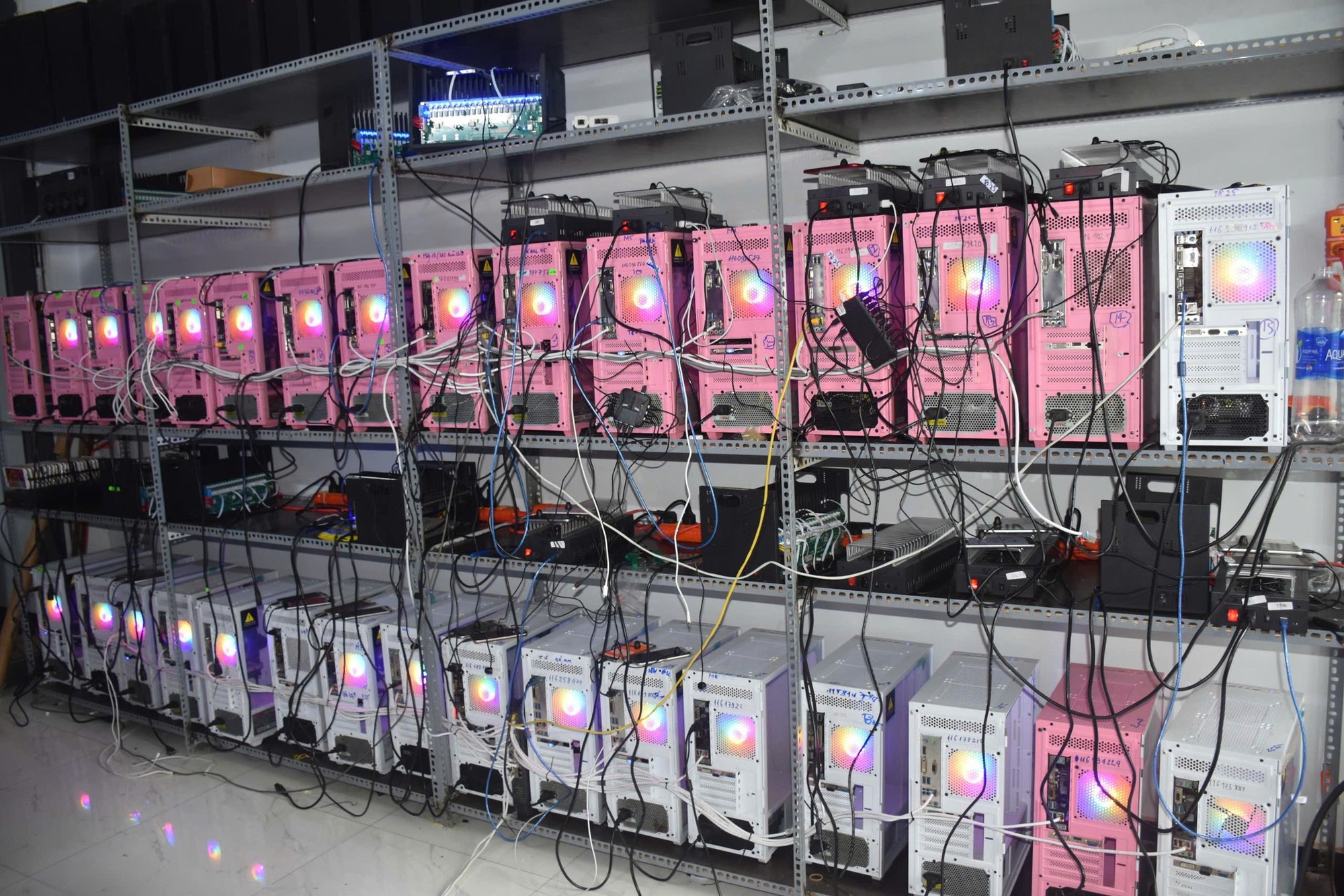 Đột kích "trang trại" 2.000 điện thoại ở Đà Nẵng: Chuyên "nuôi" tài khoản Zalo, Tinder ảo để phục vụ lừa đảo Campuchia- Ảnh 1. Đột kích "trang trại" 2.000 điện thoại ở Đà Nẵng: Chuyên "nuôi" tài khoản Zalo, Tinder ảo để phục vụ lừa đảo Campuchia- Ảnh 1.