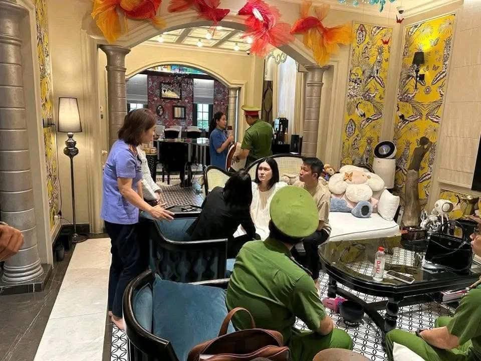 Đoàn Di Băng mếu máo, nắm chặt tay Nguyễn Quốc Vũ khicông an khám nhà, bắt tạm giam- Ảnh 2.