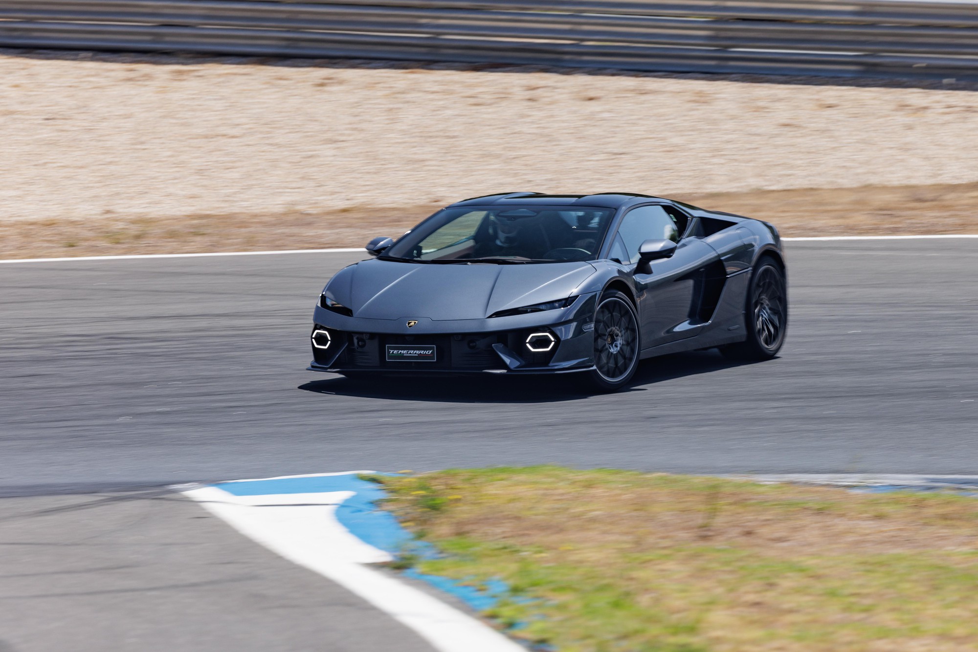 Lamborghini Temerario nhận đặt hàng tại Việt Nam: Giá từ gần 19,6 tỷ đồng, mạnh 907 mã lực, ra mắt ngay đầu năm sau- Ảnh 17. Lamborghini Temerario nhận đặt hàng tại Việt Nam: Giá từ gần 19,6 tỷ đồng, mạnh 907 mã lực, ra mắt ngay đầu năm sau- Ảnh 17.