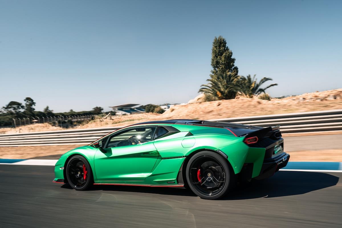 Lamborghini Temerario nhận đặt hàng tại Việt Nam: Giá từ gần 19,6 tỷ đồng, mạnh 907 mã lực, ra mắt ngay đầu năm sau- Ảnh 9. Lamborghini Temerario nhận đặt hàng tại Việt Nam: Giá từ gần 19,6 tỷ đồng, mạnh 907 mã lực, ra mắt ngay đầu năm sau- Ảnh 9.