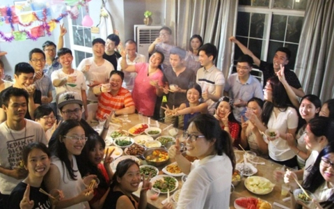 Đi họp lớp, lớp trưởng "thưởng nóng" gần 370 triệu cho cả nhóm: Sáng hôm sau vợ anh nhắn 1 câu khiến ai cũng đứng hình!- Ảnh 1.