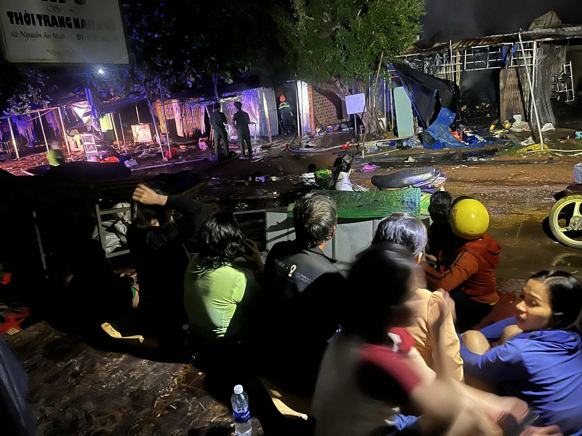 Hiện trường đổ nát ở chợ Bình Dương sau vụ cháy bất ngờ trong đêm- Ảnh 7. Hiện trường đổ nát ở chợ Bình Dương sau vụ cháy bất ngờ trong đêm- Ảnh 7.