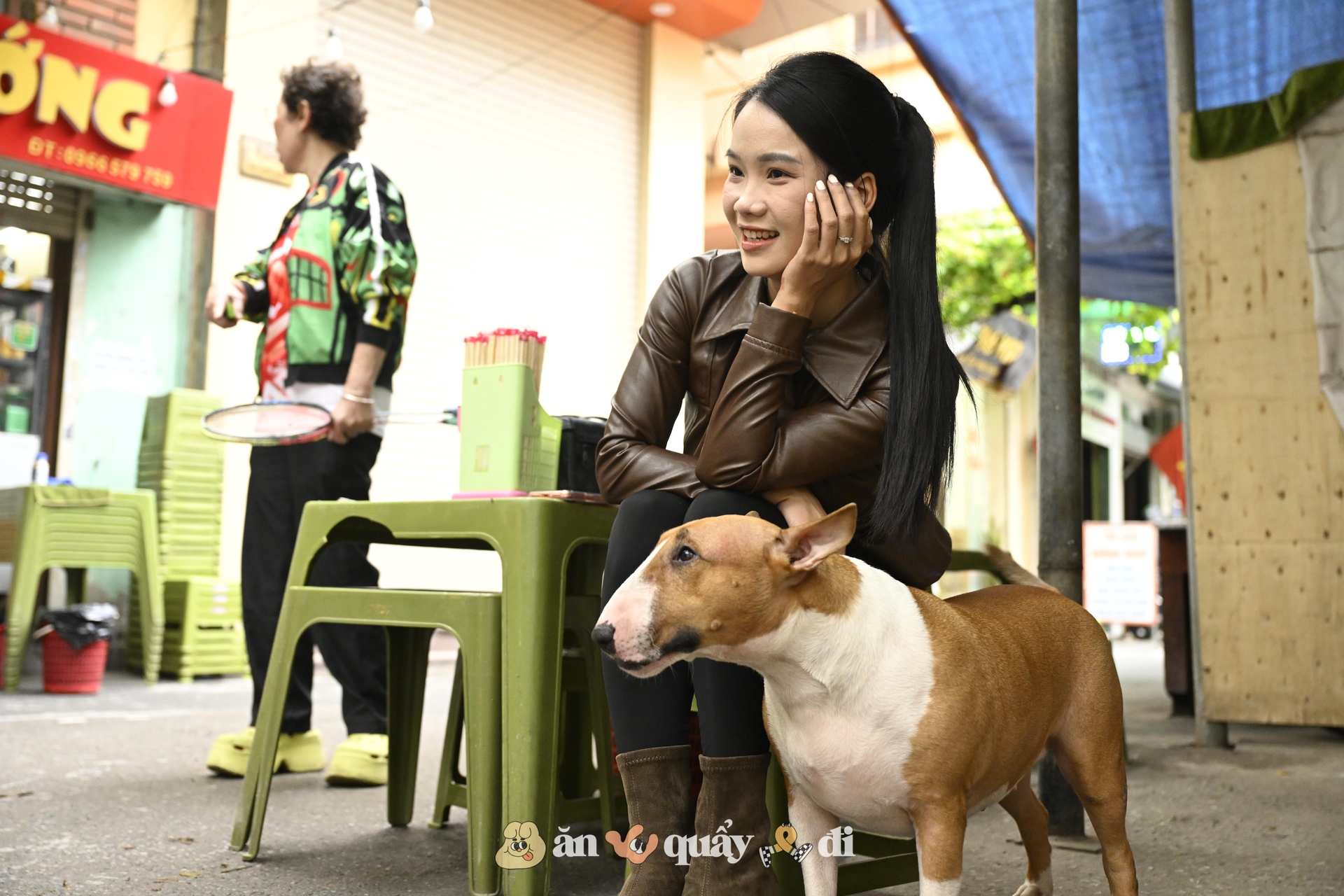 Khách xếp hàng từ sớm để gặp chú chó "nuôi được cả chủ" ở Hà Nội- Ảnh 6.