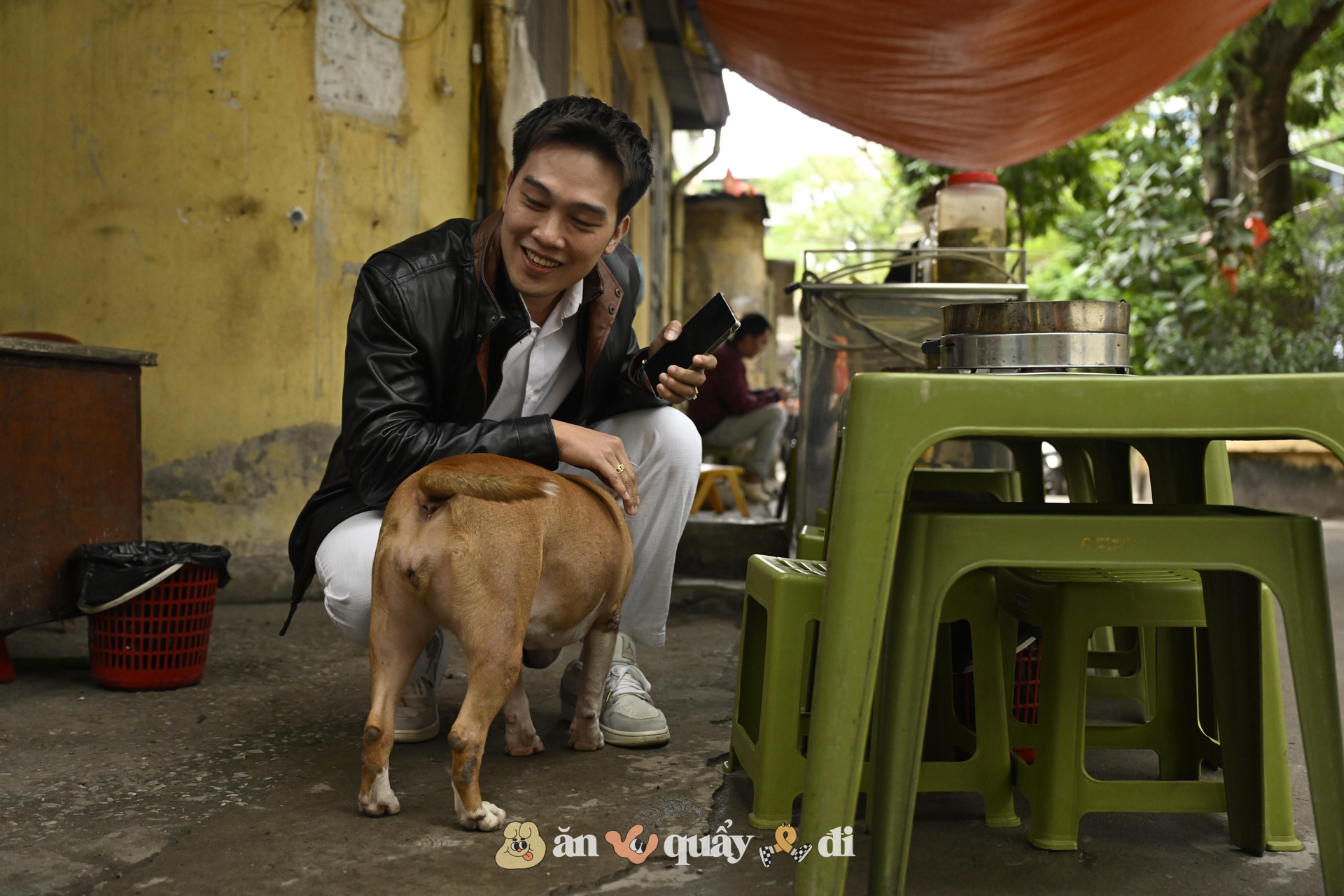 Khách xếp hàng từ sớm để gặp chú chó "nuôi được cả chủ" ở Hà Nội- Ảnh 7.