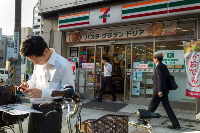 Một chủ cửa hàng 7-Eleven qua đời bóc trần mặt tối của hơn 50.000 chuỗi siêu thị tiện lợi Nhật Bản: Cắt 70% lợi nhuận, làm việc đến kiệt sức, không thể nghỉ vì ràng buộc hợp đồng- Ảnh 2.