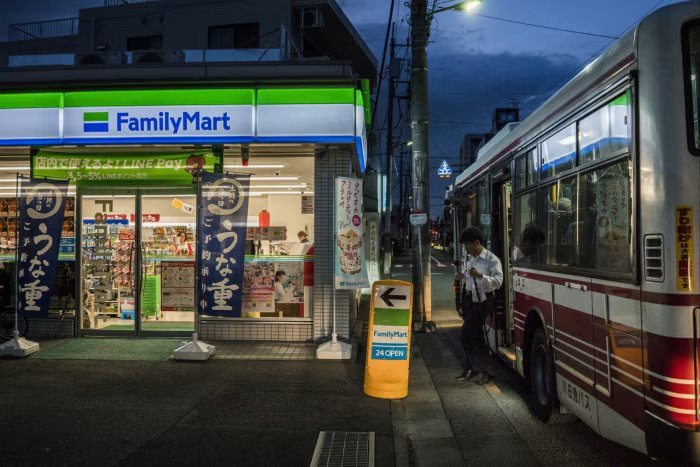 Một chủ cửa hàng 7-Eleven qua đời bóc trần mặt tối của hơn 50.000 chuỗi siêu thị tiện lợi Nhật Bản: Cắt 70% lợi nhuận, làm việc đến kiệt sức, không thể nghỉ vì ràng buộc hợp đồng- Ảnh 3.