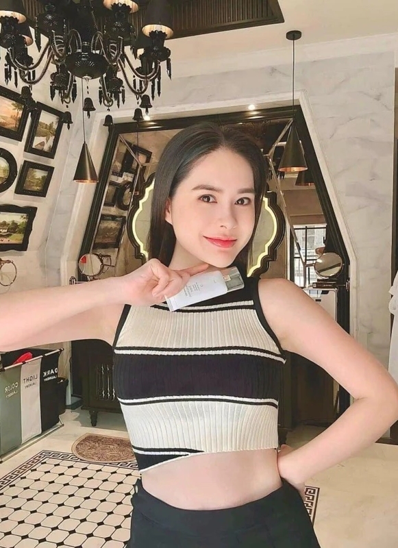 Đoàn Di Băng mếu máo, nắm chặt tay Nguyễn Quốc Vũ khicông an khám nhà, bắt tạm giam- Ảnh 5.